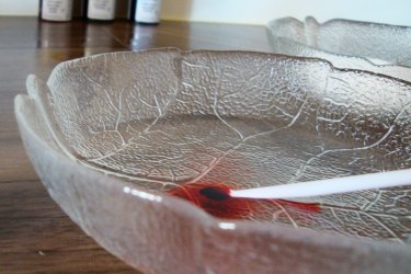 Farbe in Wasser auflösen